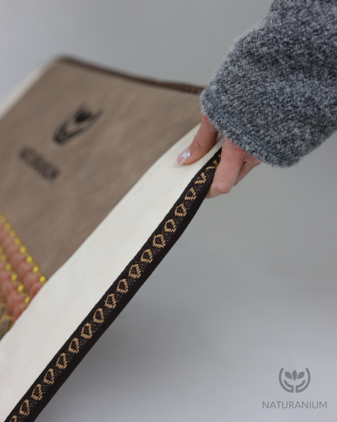 Seitenansicht der Naturanium Kristallmatte zeigt die Dicke und hochwertige Verarbeitung.